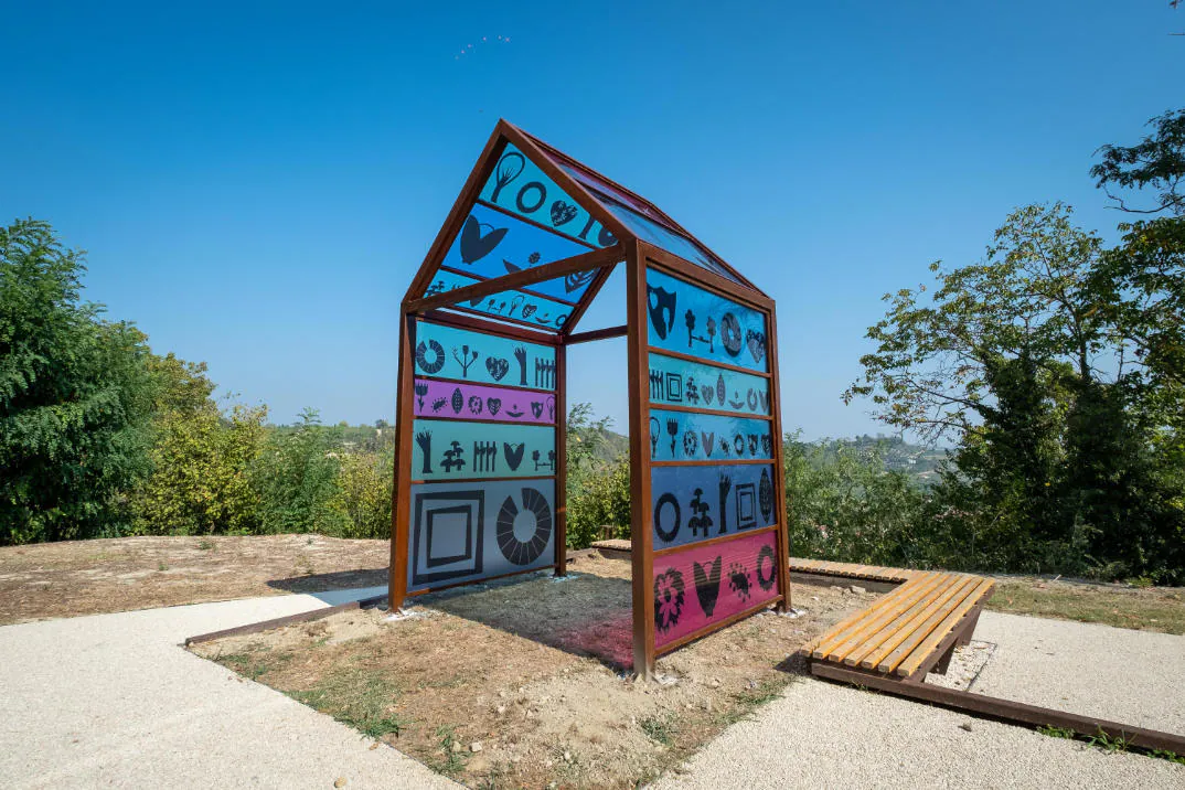 Una casetta di vetro colorato, opera d’arte installata su una collina del Roero