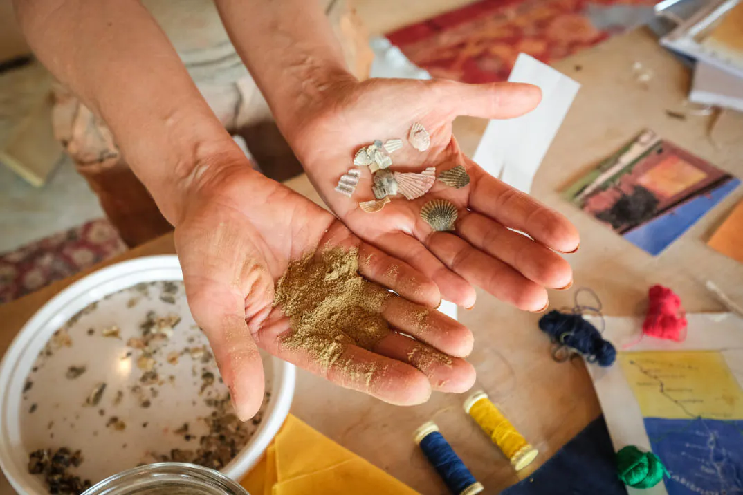 Mani che mostrano piccoli oggetti di ceramica durante un laboratorio