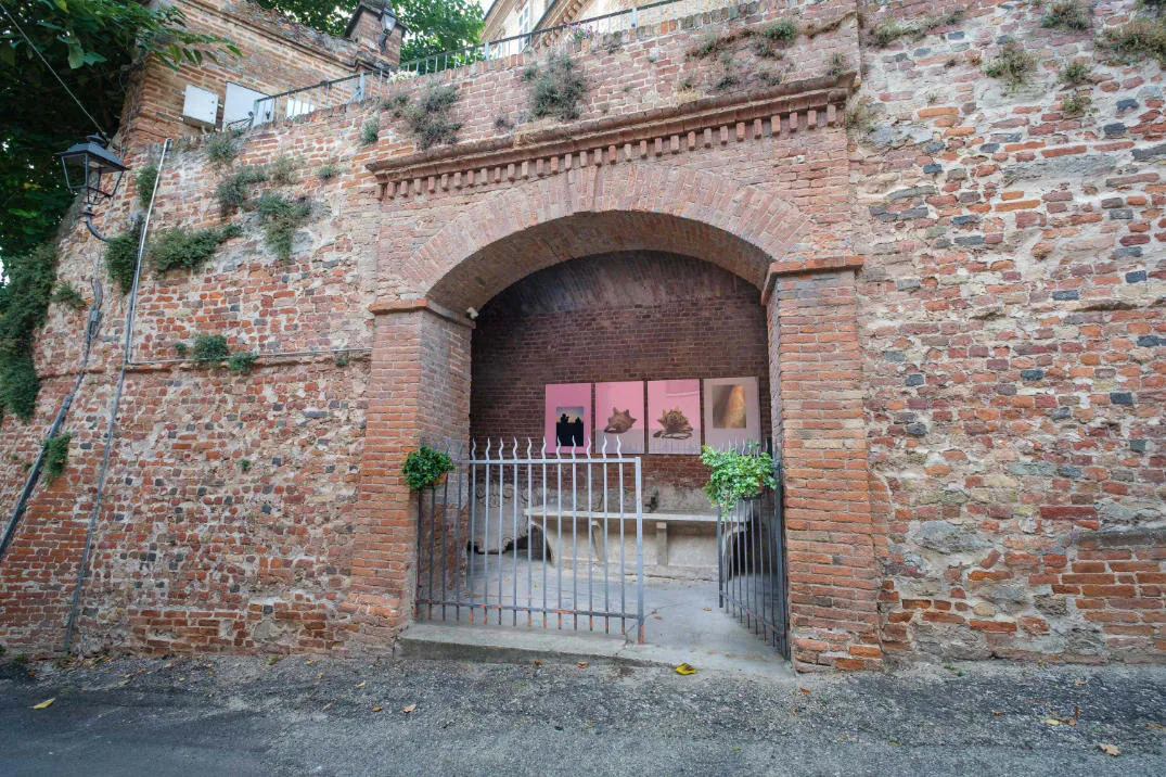 Il portone ad arco di un cortile in mattoni nel Roero
