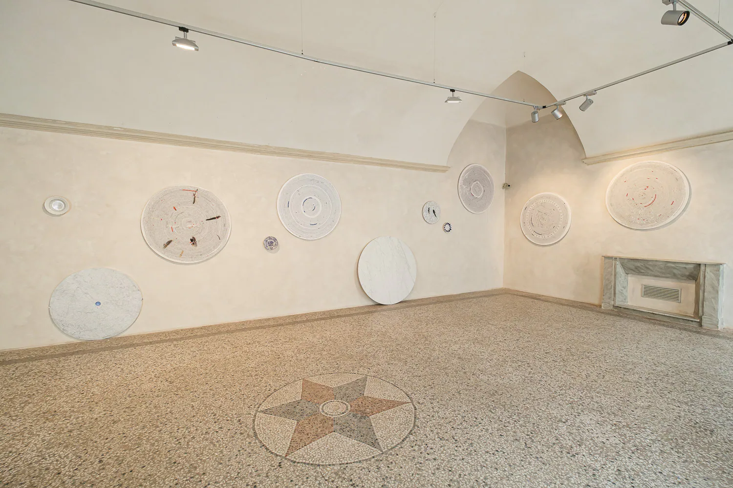 Opere circolari di Letizia Cariello nella sala con pavimento a mosaico del Filatoio