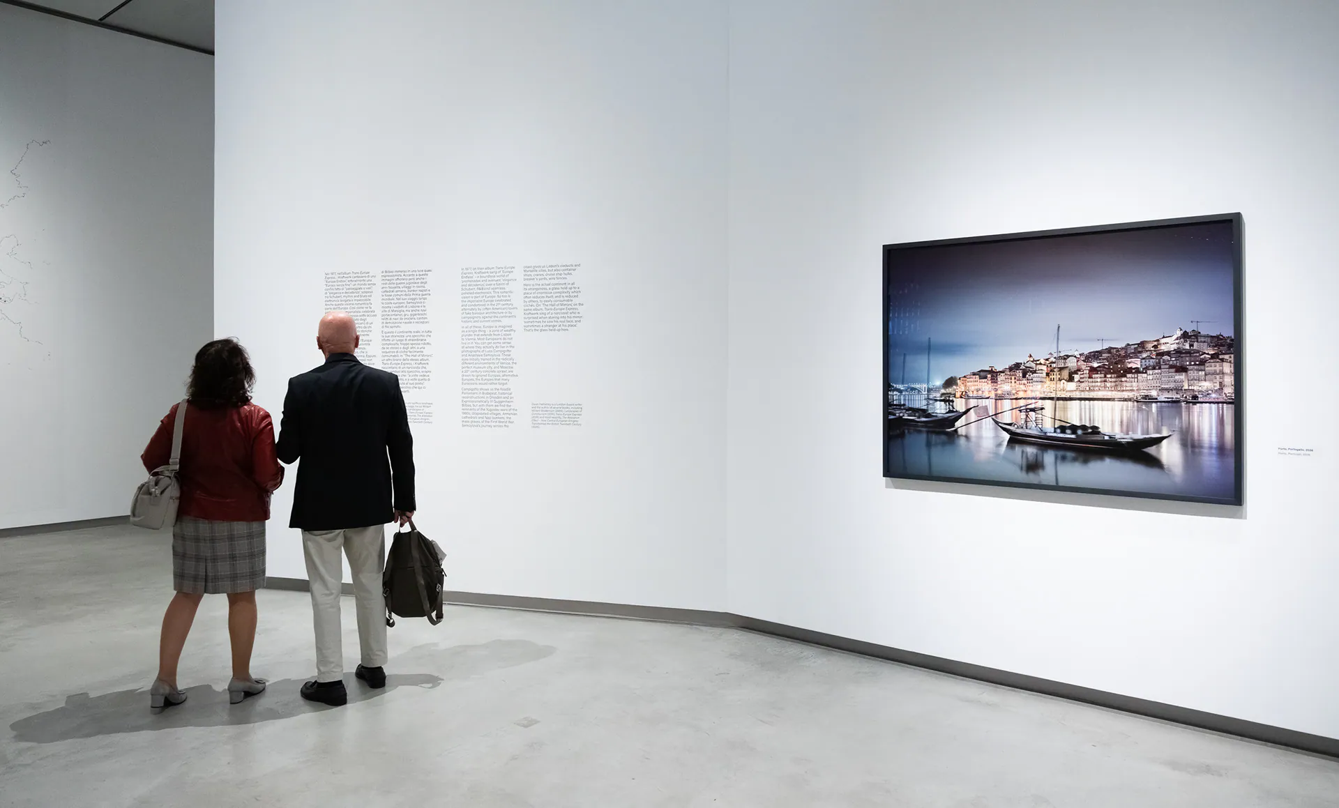 Due visitatori davanti a una grande fotografia di Luca Campigotto, nelle sale bianche delle Gallerie d’Italia di Torino.