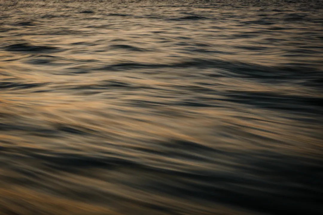 L’acqua del canale della Giudecca al tramonto, a Venezia