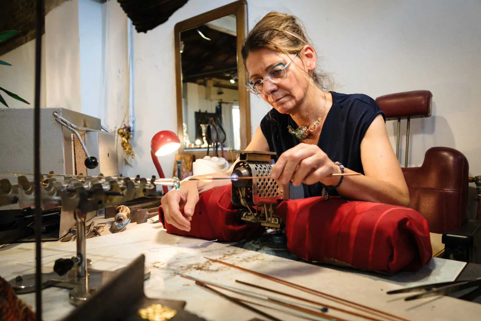 Alessia Fuga al lavoro al banco, Murano