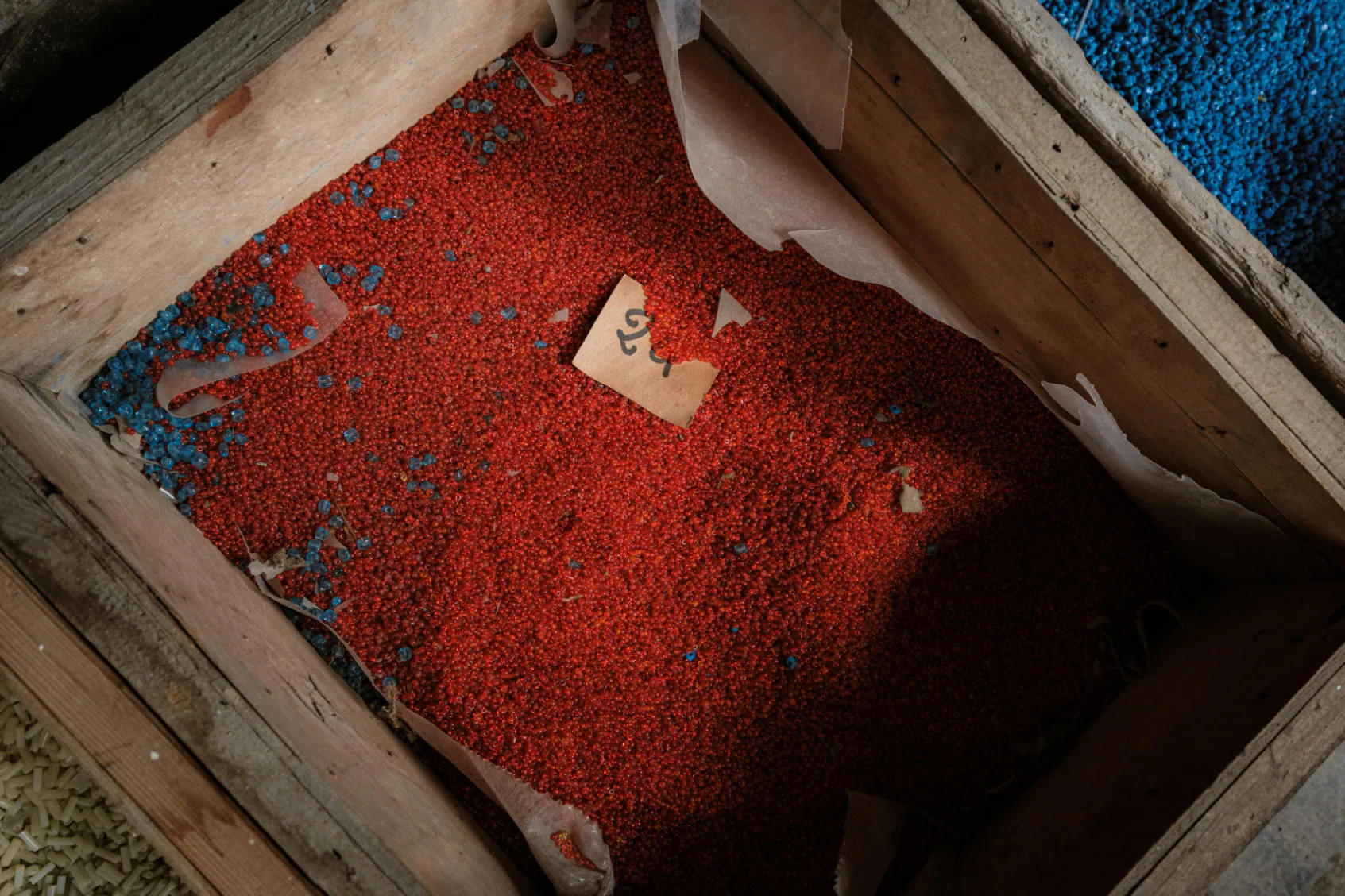 Una cassetta di legno piena di perline rosse