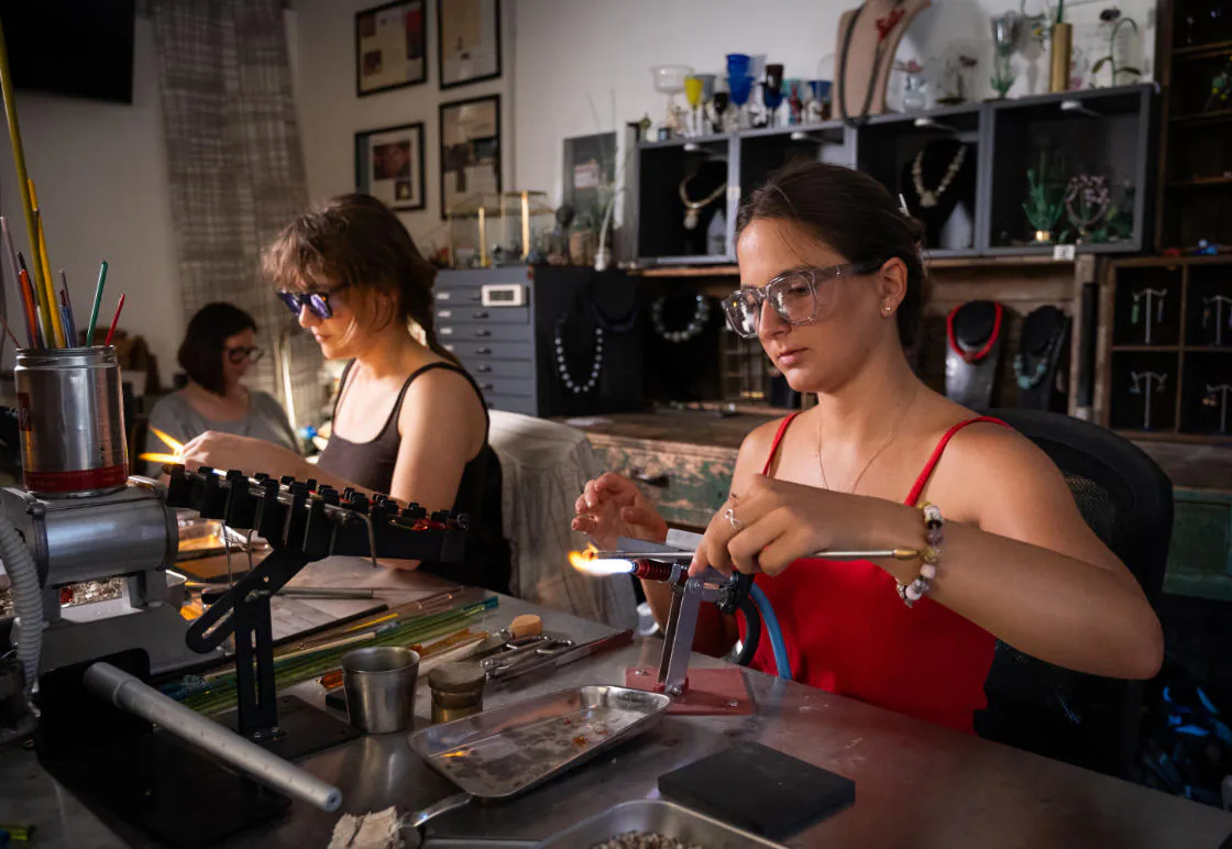 Due giovani artigiane al lavoro nel laboratorio