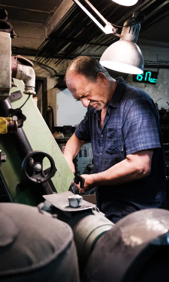 Roberto Donà al lavoro nella sua officina, Murano