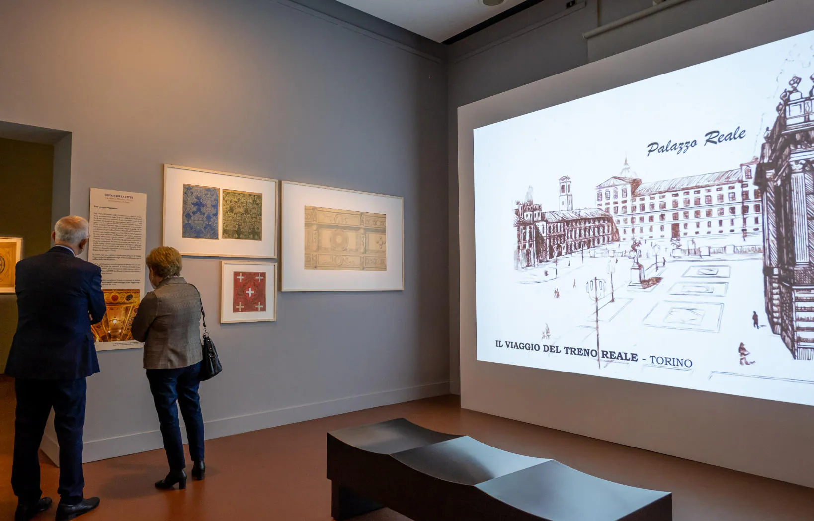 Visitatori davanti a una videoproiezione sul Palazzo Reale di Torino, in mostra