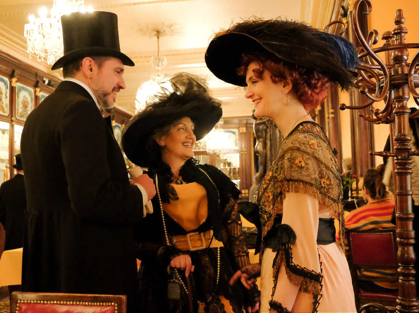 Figuranti in costume d’epoca durante le riprese al caffè Baratti & Milano