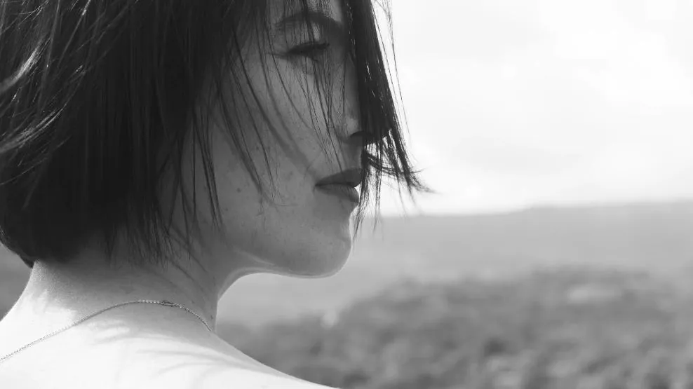 Fotogramma: il profilo della protagonista con il vento tra i capelli