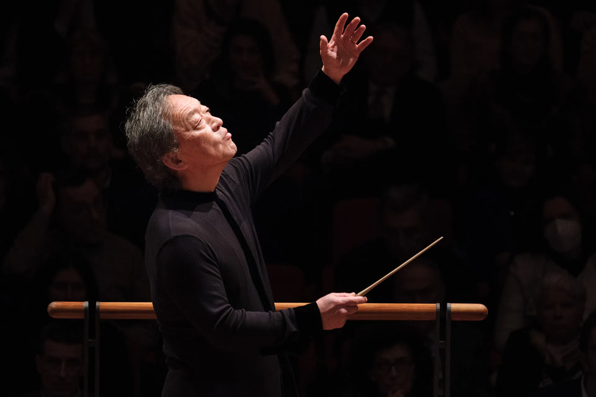 The conductor of the Orchestra dell’Accademia Nazionale di Santa Cecilia raises his arm towards the musicians.