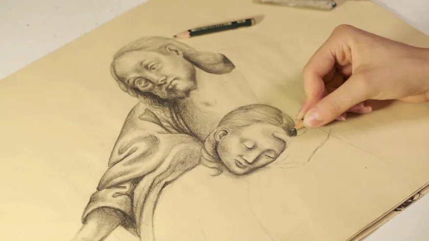 Fotogramma: la mano di un artista che disegna a matita un volto